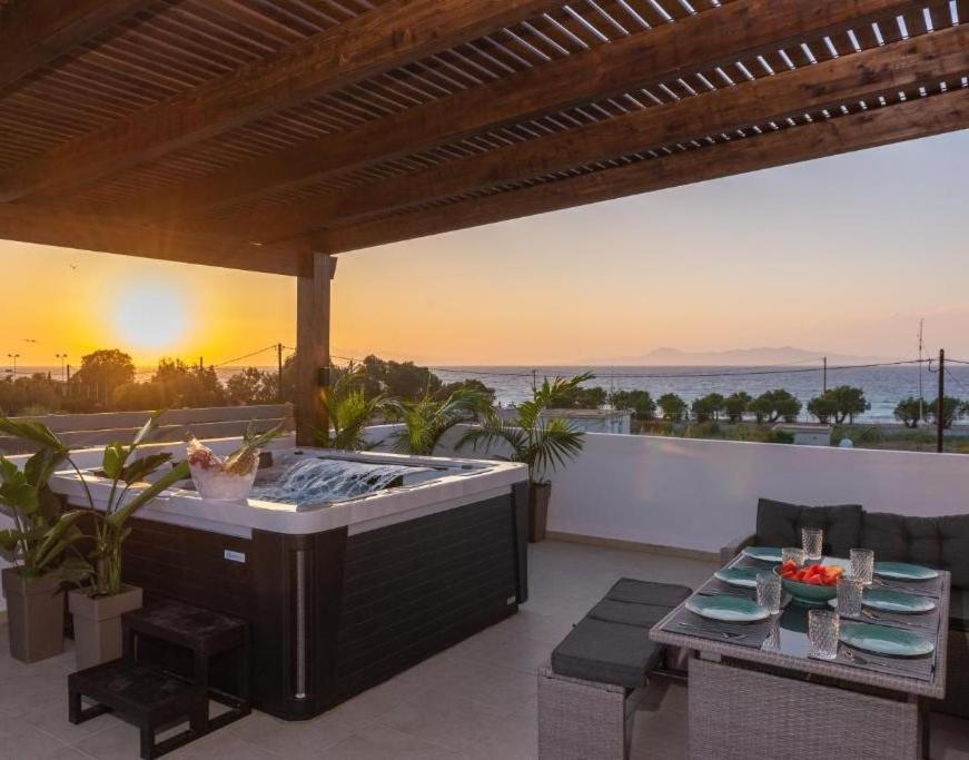 Odyssea Top View & Hot Jacuzzi Front Beach Κρεμαστή Εξωτερικό φωτογραφία